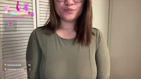 Snapshot of oohhellothere chatting on November 13, 2025, 8:35 am Miss Girly online show from November 13, 2025, 8:35 am