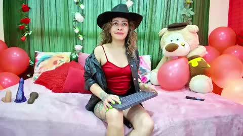 Snapshot of oriana_thomson2 chatting on February 12, 2025, 10:04 pm Oriana online show from February 12, 2025, 10:04 pm