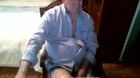 Snapshot of oscarw chatting on November 23, 2025, 11:21 am Oscar online show from November 23, 2025, 11:21 am