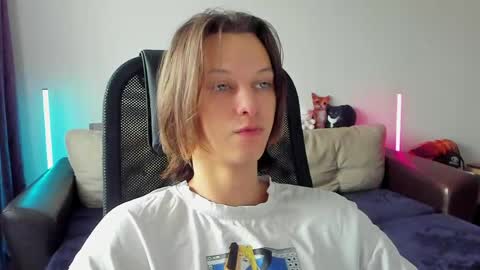 Snapshot of ostin_meoww chatting on May 12, 2026, 8:22 am Ostin online show from May 12, 2026, 8:22 am