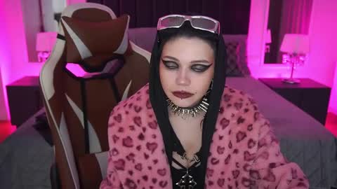 outfitobsession online show from April 24, 2026, 1:24 pm