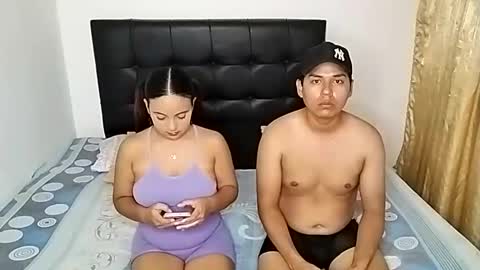 Snapshot of paola_835068 chatting on March 12, 2025, 3:02 am Paola 23 and Andres 25 online show from March 12, 2025, 3:02 am