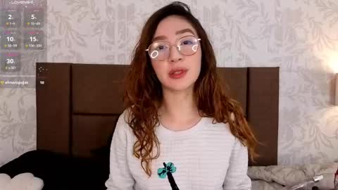 paolagh_ online show from April 25, 2026, 4:04 am