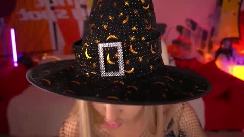 Snapshot of paolamola chatting on October 31, 2025, 2:29 pm Lia online show from October 31, 2025, 2:29 pm