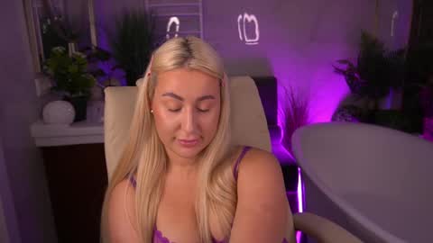 Snapshot of paolamola chatting on May 6, 2026, 2:22 pm Lia online show from May 6, 2026, 2:22 pm