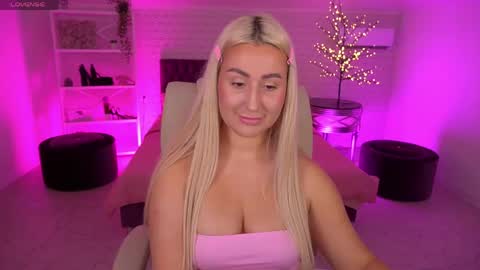 Snapshot of paolamola chatting on May 10, 2026, 2:11 pm Lia online show from May 10, 2026, 2:11 pm