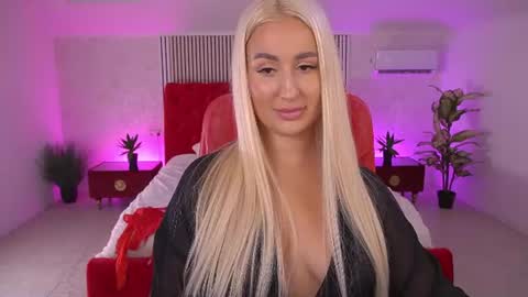 Snapshot of paolamola chatting on June 19, 2026, 3:16 pm Lia online show from June 19, 2026, 3:16 pm