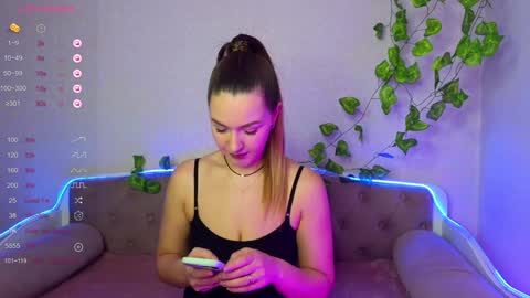 Allie  Alex Thumbs up if you like us online show from December 4, 2024, 3:48 am