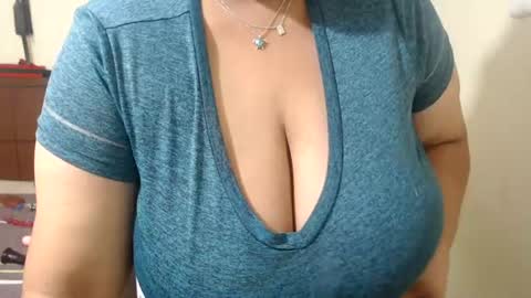 Snapshot of pareja_explosivasexx chatting on July 23, 2026, 5:49 am Luna online show from July 23, 2026, 5:49 am