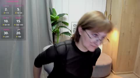 Paris online show from March 12, 2025, 7:38 pm