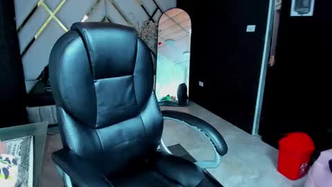 Snapshot of paris_petit chatting on April 14, 2026, 8:04 pm paris petit online show from April 14, 2026, 8:04 pm