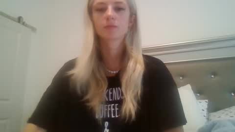 parisbaby2000 online show from September 29, 2025, 1:27 pm