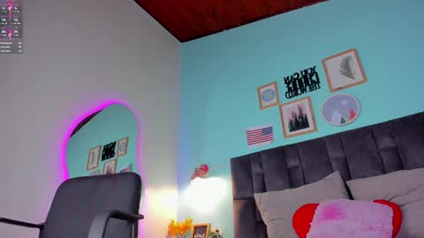 Snapshot of parisfox_ chatting on January 16, 2025, 10:44 pm PARIS online show from January 16, 2025, 10:44 pm