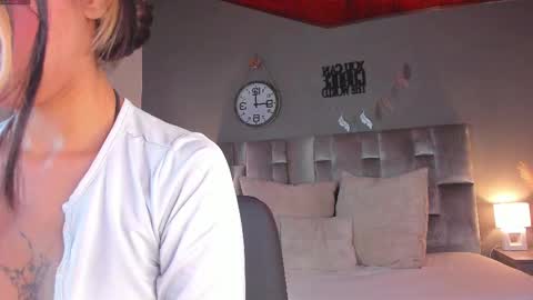 Snapshot of parisfox_ chatting on February 10, 2025, 7:38 pm PARIS online show from February 10, 2025, 7:38 pm