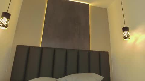 Snapshot of parisfox_ chatting on February 17, 2025, 11:09 pm PARIS online show from February 17, 2025, 11:09 pm