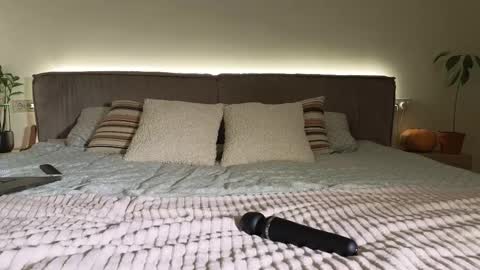 Anna online show from October 15, 2025, 7:14 pm