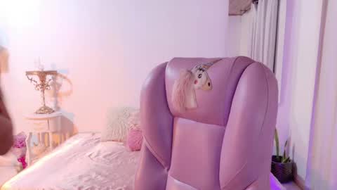 Sofa online show from May 1, 2026, 4:39 am