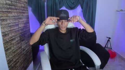 Snapshot of paul_booy chatting on November 18, 2025, 2:39 am Paul online show from November 18, 2025, 2:39 am