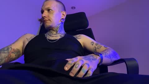 Snapshot of paul_razor chatting on December 17, 2025, 12:05 am Paul online show from December 17, 2025, 12:05 am