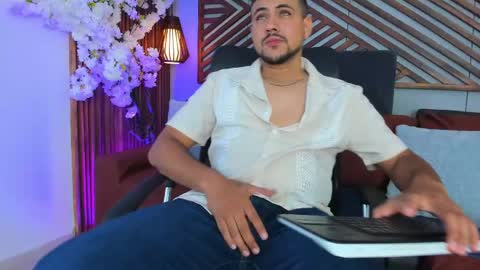 Snapshot of paul_rivera chatting on May 21, 2026, 9:44 pm Paul Rivera online show from May 21, 2026, 9:44 pm