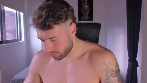 Snapshot of paul_roger chatting on March 7, 2025, 10:32 pm PAUL ROGER online show from March 7, 2025, 10:32 pm