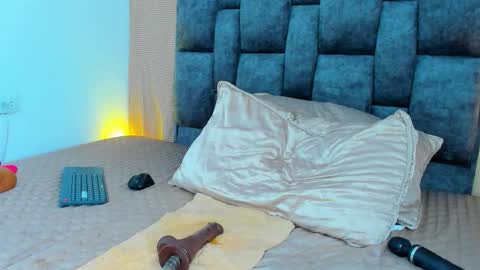 PAULA online show from October 19, 2025, 8:42 pm