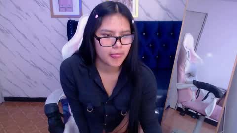 Snapshot of paulette_v chatting on February 21, 2025, 4:26 pm Live 800am 200pm COLOMBIAN HOUR online show from February 21, 2025, 4:26 pm