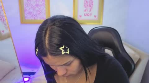 Snapshot of paulette_v chatting on May 19, 2026, 1:06 pm Live 800am 200pm COLOMBIAN HOUR online show from May 19, 2026, 1:06 pm
