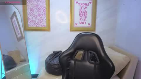 Snapshot of paulette_v chatting on June 16, 2026, 1:14 pm Live 800am 200pm COLOMBIAN HOUR online show from June 16, 2026, 1:14 pm