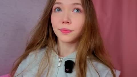 pearly_peach_ online show from April 22, 2026, 5:03 pm