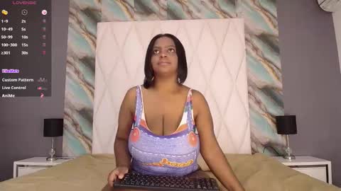 Snapshot of penelopeboobs_ chatting on November 11, 2025, 10:54 pm online show from November 11, 2025, 10:54 pm