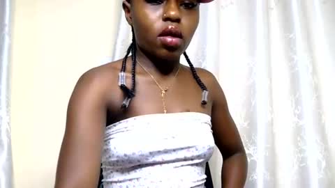 Snapshot of petite_freakette chatting on June 15, 2026, 8:44 pm Moon online show from June 15, 2026, 8:44 pm