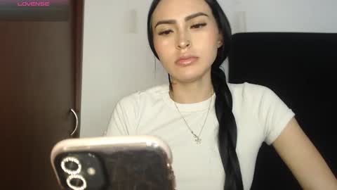 Snapshot of petite_linda chatting on February 11, 2026, 3:55 am Linda online show from February 11, 2026, 3:55 am