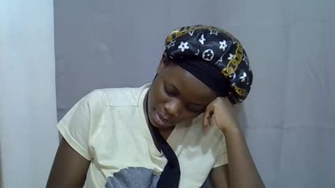 Snapshot of petite_melan chatting on September 29, 2025, 12:05 am petite_melan online show from September 29, 2025, 12:05 am