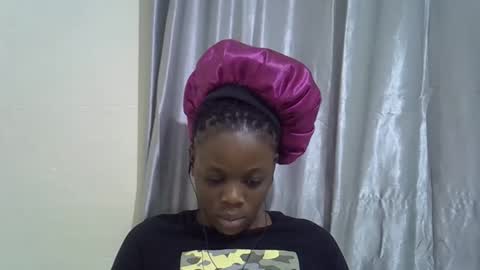 Snapshot of petite_melan chatting on October 19, 2025, 2:01 am petite_melan online show from October 19, 2025, 2:01 am