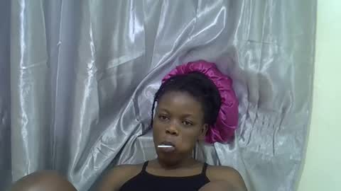 Snapshot of petite_melan chatting on November 5, 2025, 3:39 am petite_melan online show from November 5, 2025, 3:39 am