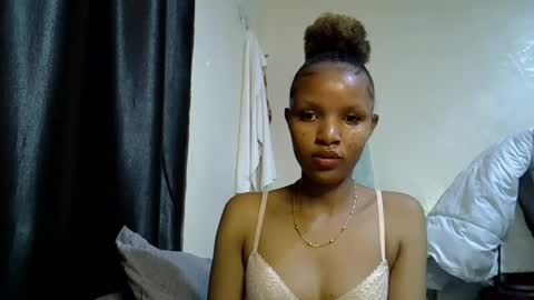 Snapshot of petite_melinda chatting on June 11, 2026, 2:53 am petite_melinda online show from June 11, 2026, 2:53 am