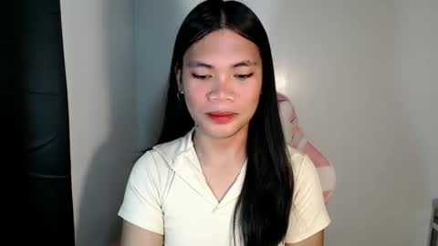 petite_pauline online show from March 3, 2026, 2:45 pm