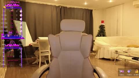 Snapshot of petite_peach__ chatting on January 21, 2025, 9:57 pm Evelin online show from January 21, 2025, 9:57 pm