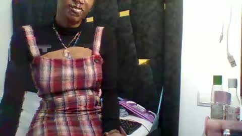 Snapshot of petite_princes chatting on December 9, 2024, 6:25 pm petite_princes online show from December 9, 2024, 6:25 pm