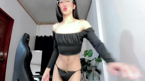 Snapshot of petite_sexycum chatting on December 14, 2025, 7:40 pm Linda online show from December 14, 2025, 7:40 pm