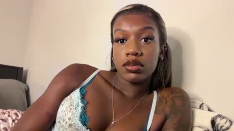 Snapshot of petiteebonymommy chatting on June 16, 2026, 2:25 am desthebestx online show from June 16, 2026, 2:25 am