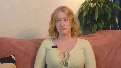 Snapshot of petitelz chatting on November 28, 2025, 7:49 pm Elza online show from November 28, 2025, 7:49 pm