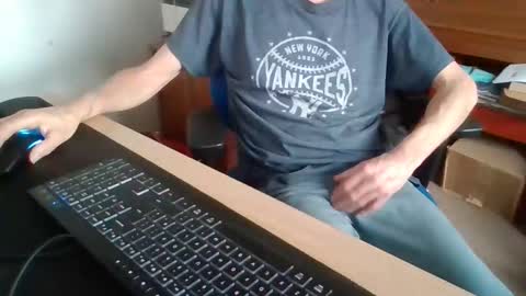 Snapshot of petitwilly chatting on December 15, 2025, 9:35 am petitwilly online show from December 15, 2025, 9:35 am