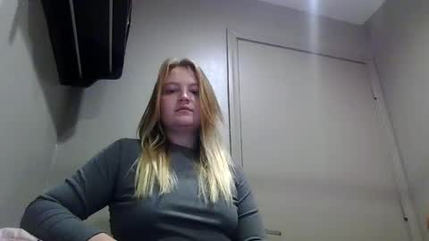 Snapshot of phatassblond chatting on December 7, 2024, 7:43 pm PhatAssBlond online show from December 7, 2024, 7:43 pm