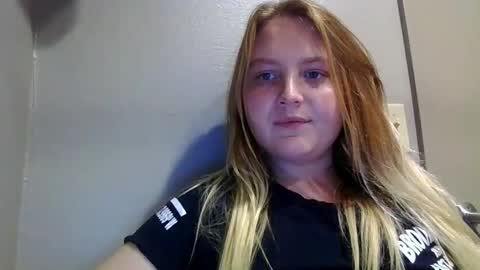 Snapshot of phatassblond chatting on December 8, 2024, 12:29 am PhatAssBlond online show from December 8, 2024, 12:29 am