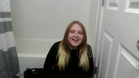 Snapshot of phatassblond chatting on December 21, 2024, 1:15 am PhatAssBlond online show from December 21, 2024, 1:15 am