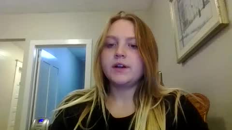 Snapshot of phatassblond chatting on December 27, 2024, 2:36 am PhatAssBlond online show from December 27, 2024, 2:36 am