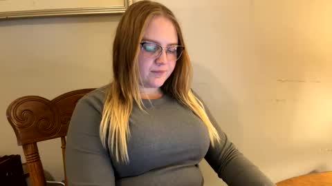 Snapshot of phatassblond chatting on January 29, 2025, 3:44 am PhatAssBlond online show from January 29, 2025, 3:44 am