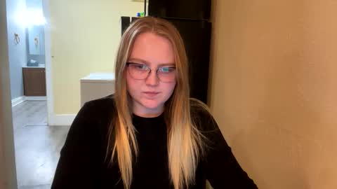 Snapshot of phatassblond chatting on February 5, 2025, 11:50 pm PhatAssBlond online show from February 5, 2025, 11:50 pm